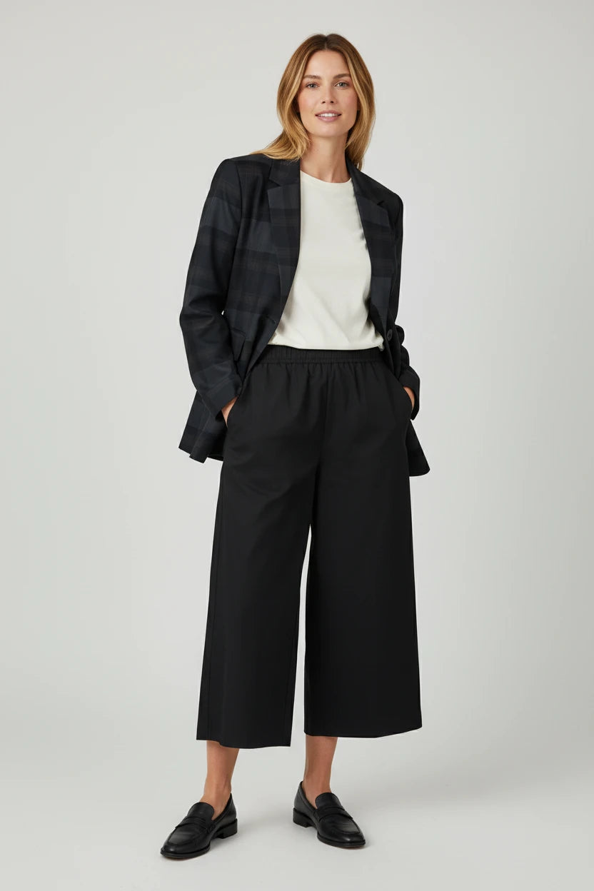 Plaza d'Amanté black wide-leg cropped trousers with deep pockets worn by a model with a blazer and loafers.